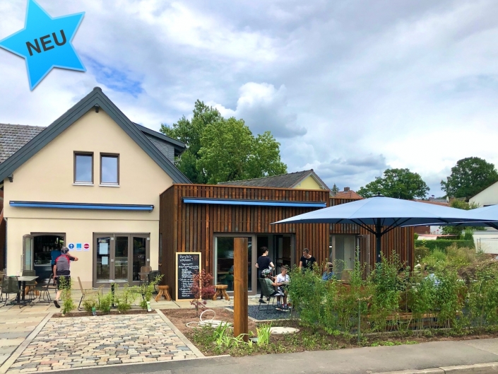 Eis, Kaffee und Snacks auf gemütlicher Terrasse